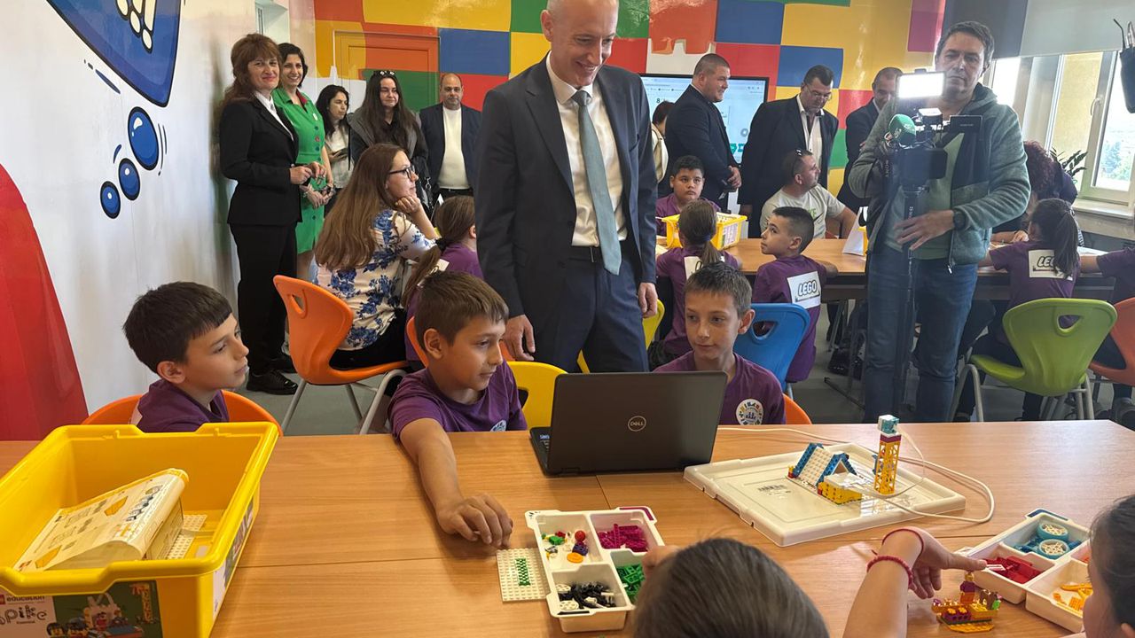 Изграждането на STEM кабинети в училищата е важна стъпка към