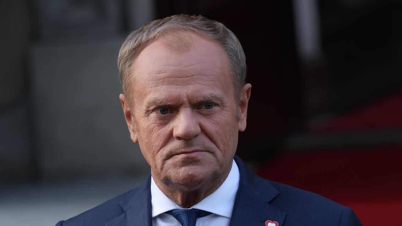 Туск: Позор е да аплодираш Путин на парада в Москва