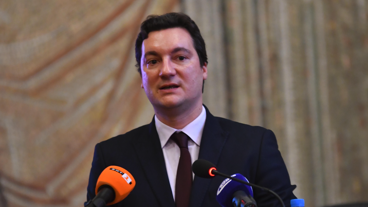 Крум Зарков хвърли оставка като президентски съветник заради искането на Радев за референдум за еврото