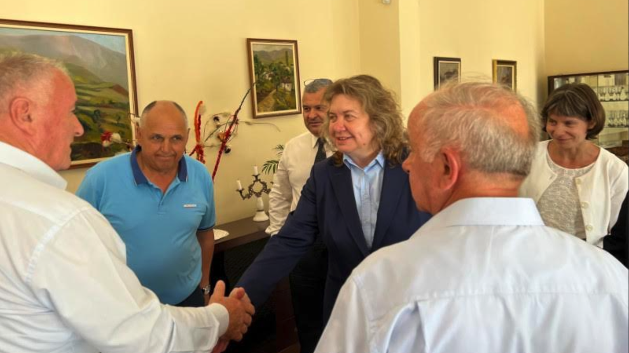 Наталия Киселова разговаря с българската общност в Албания