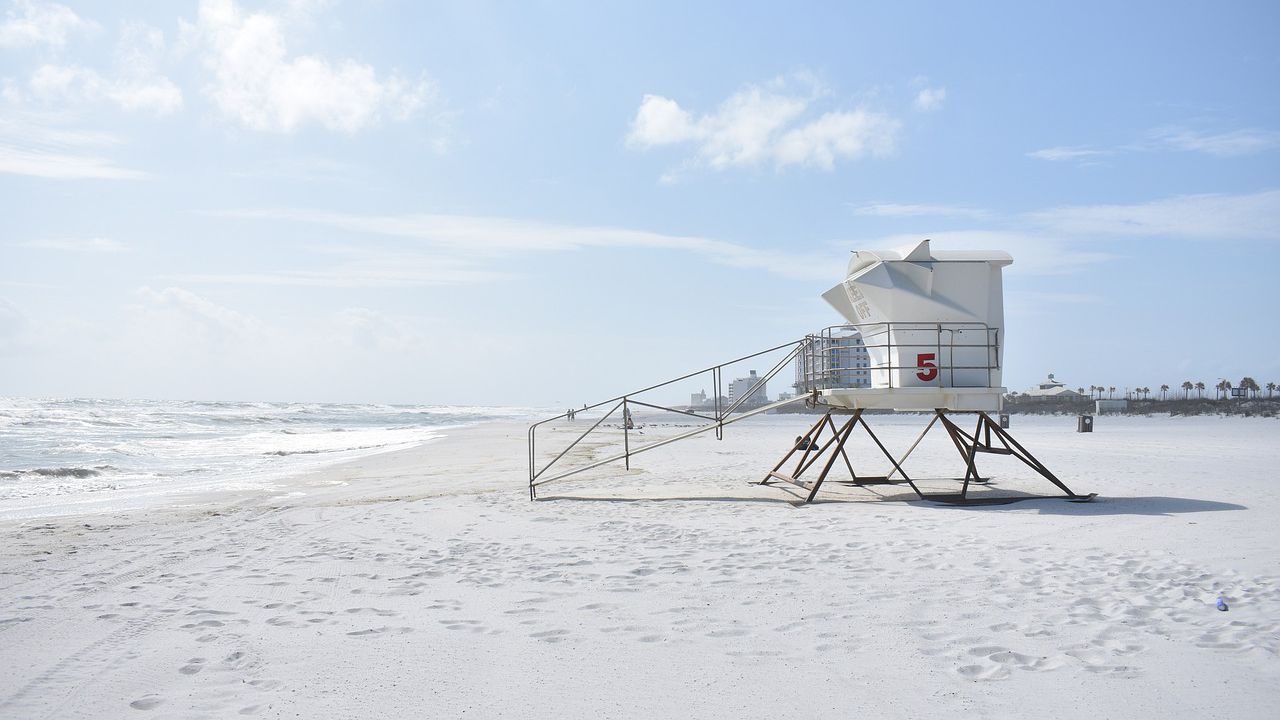 Над 2 хиляди лева чисто вземат спасителите на плажовете във