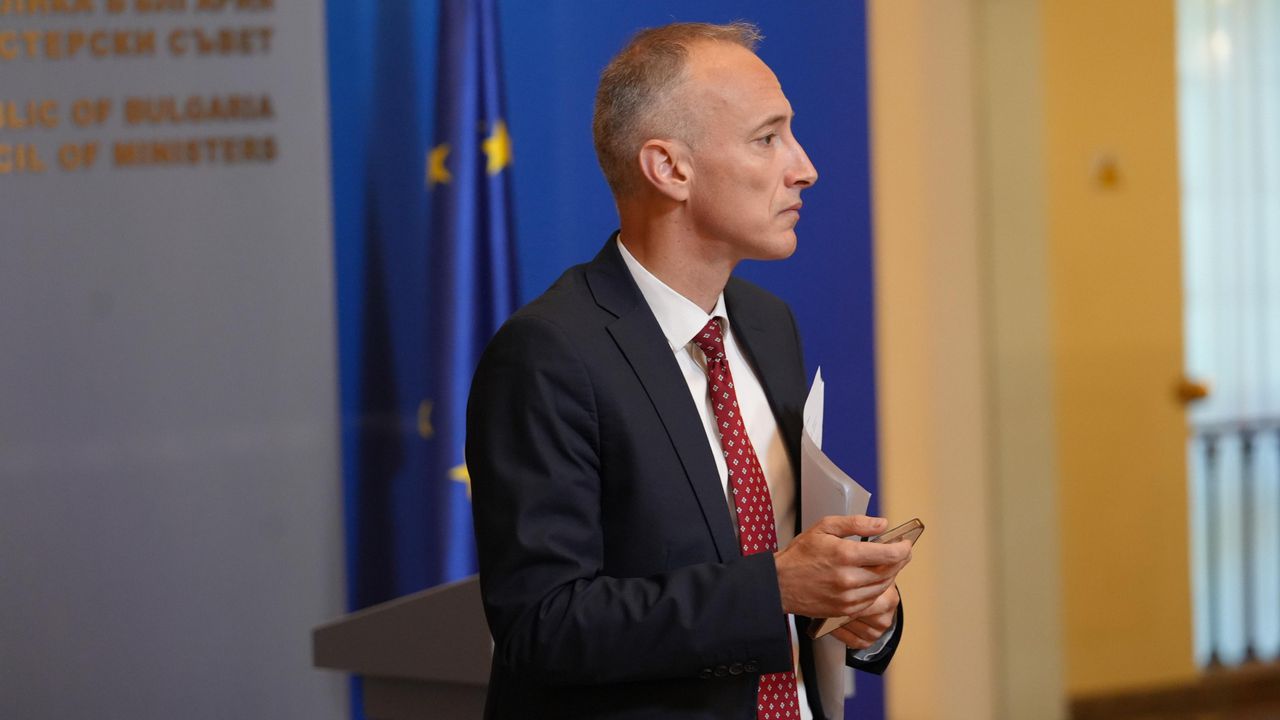 Министър Вълчев: Децата и учениците губят много време в онлайн пространството