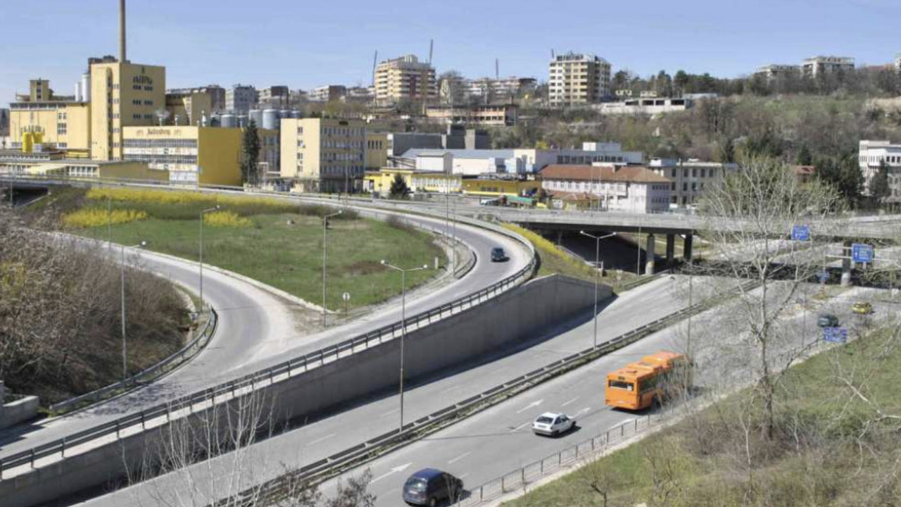 Шофьорите да се движат с повишено внимание по път I-5 при Южния пътен възел на Велико Търново. Ще се ремонтират фугите на съоръжение