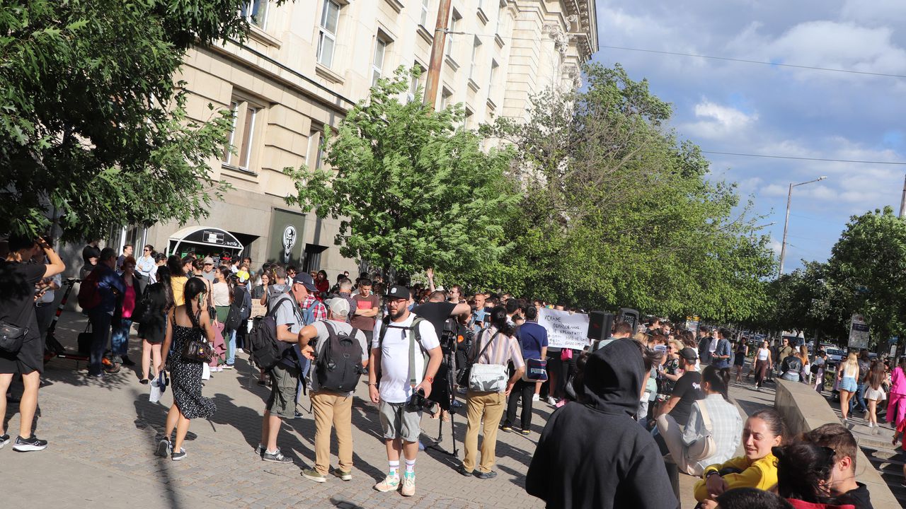 Студенти излязоха на протест срещу повишаването на таксите за платено обучение