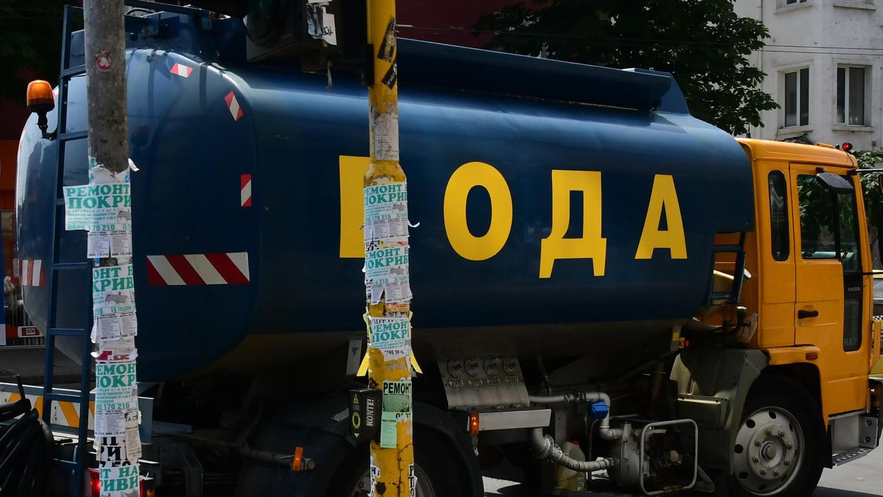 Заради жегите започна оросяване с вода на централните улици и булеварди в Ямбол