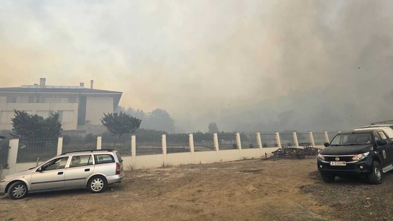 Обявиха бедствено положение в няколко населени места в Сунгурларско заради бушуващия пожар