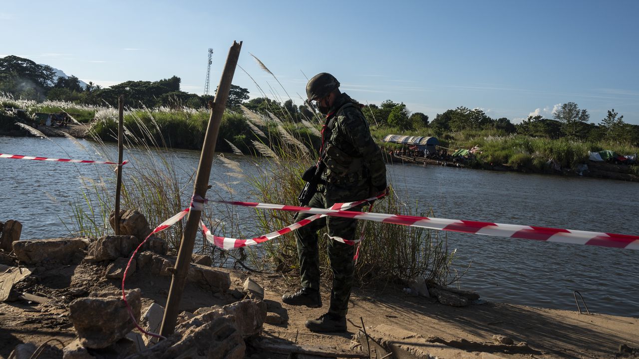 Трима тайландски войници са били ранени от противопехотна мина, докато