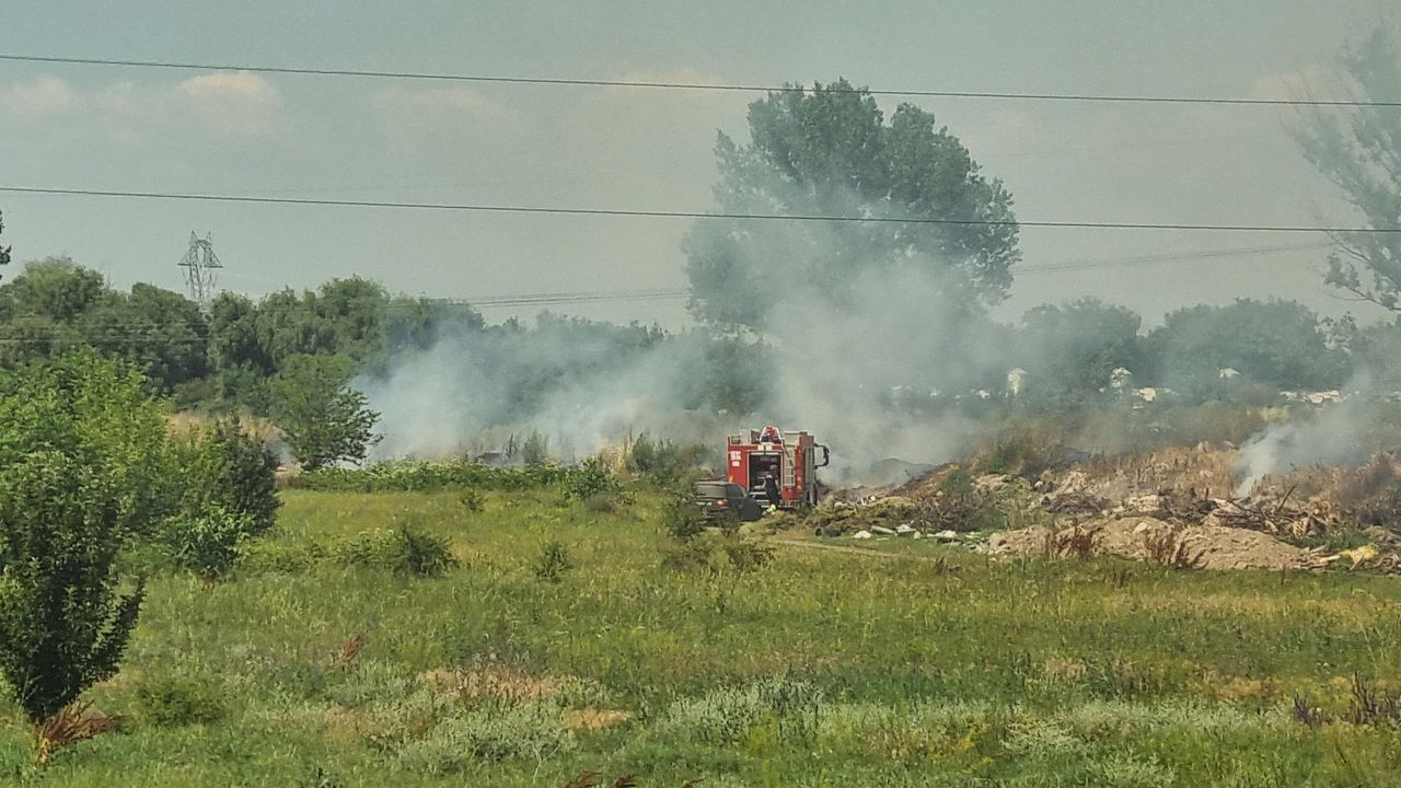 Два екипа на пожарната гасят пожар в нерегламентирано сметище край село Самуилово