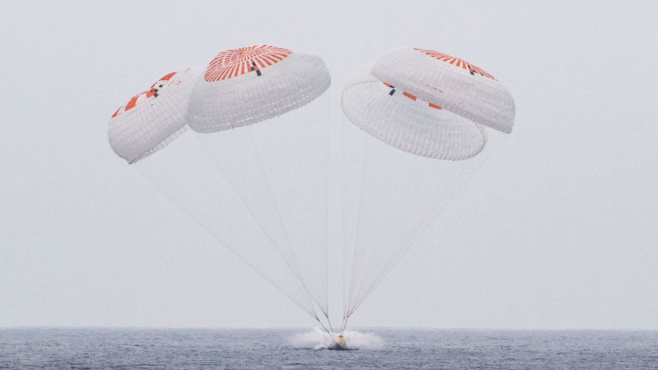 Астронавти се завърнаха на Земята с капсула на SpaceX след 5-месечен престой на МКС