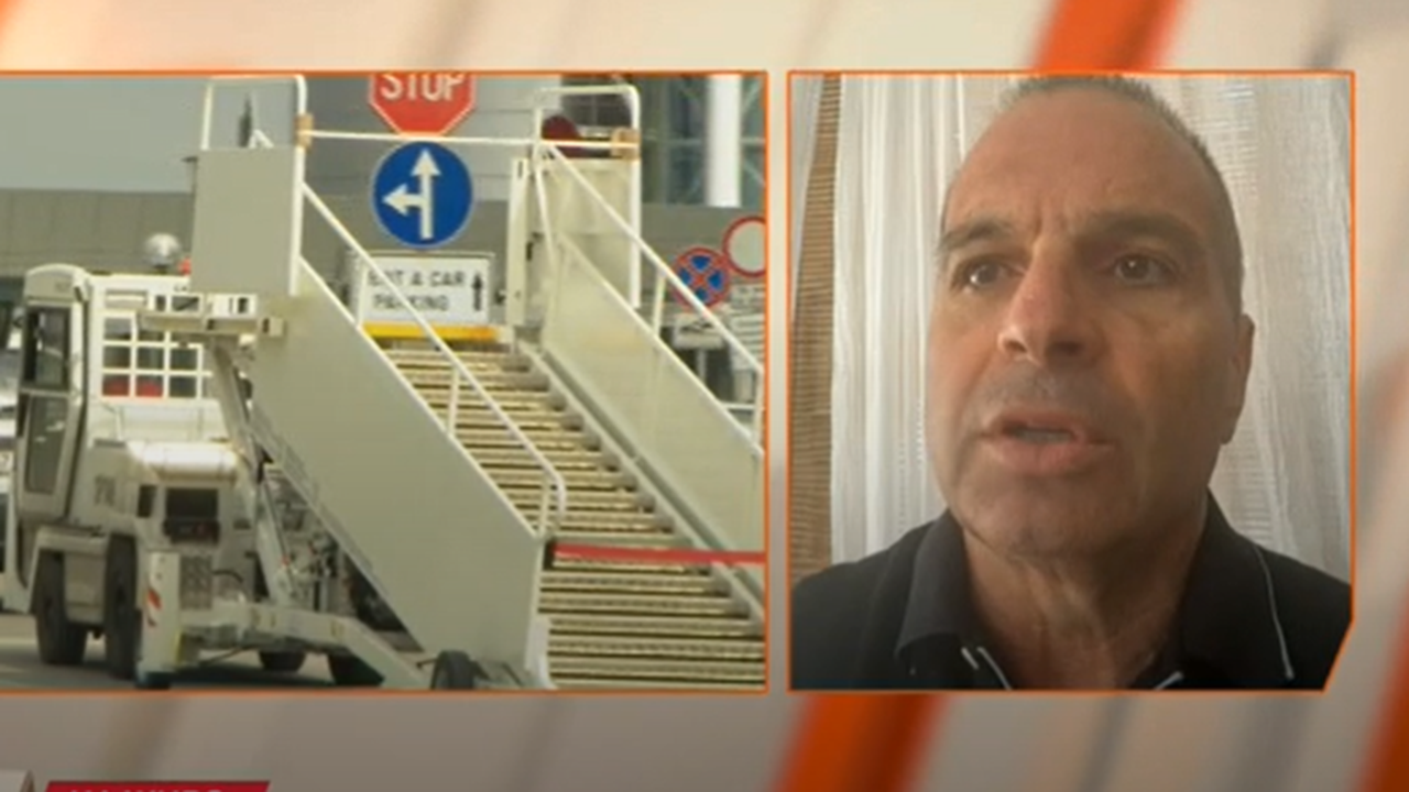 Дете в инвалидна количка е било свалено от самолет на