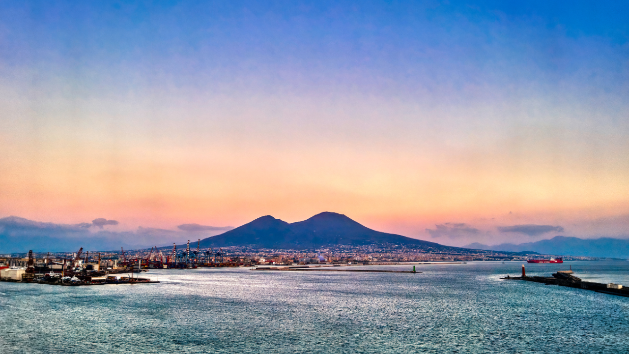 Пожар бушува в Националния парк Везувий в Италия