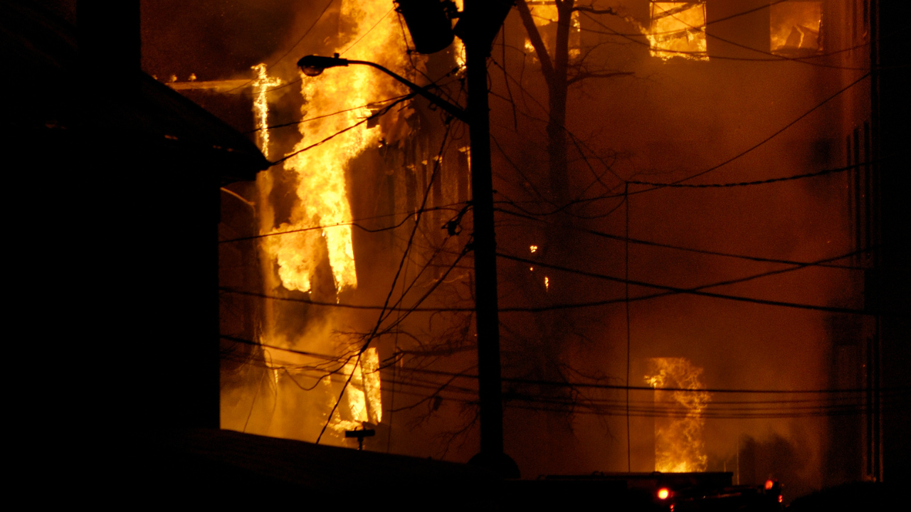 Пожарът, който избухна вчера към 14:00 часа в Кератеа достигна 7 километра