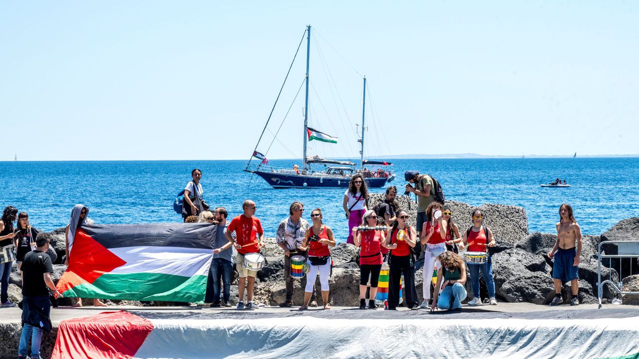 Пропалестинската флотилия, плаваща към Газа, съобщи, че един от корабите ѝ е бил поразен при атака с дрон