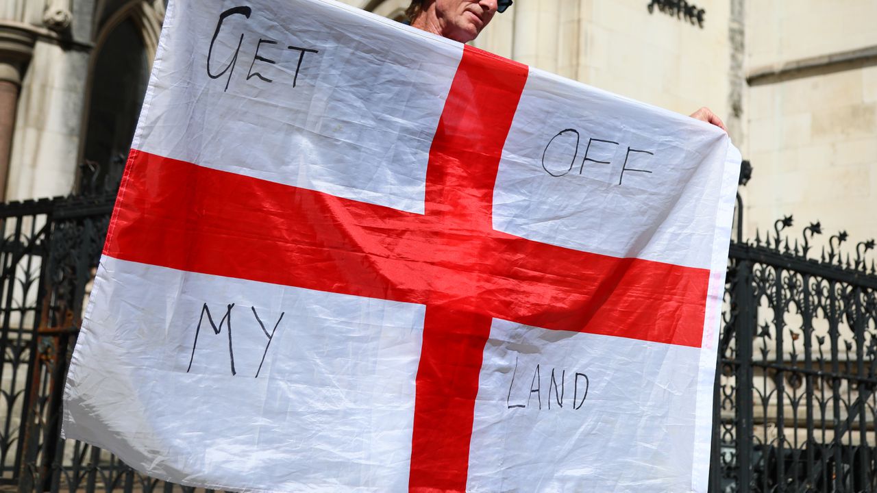 Противоречив ютубър, който е организирал протести пред хотели, приютяващи търсещи