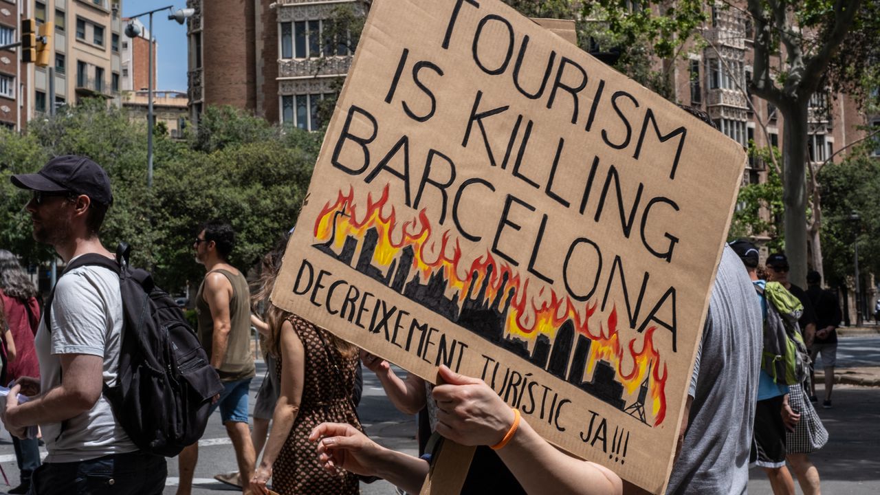 След срив в бизнеса заради протести: испански ресторантьори умоляват туристите да се върнат