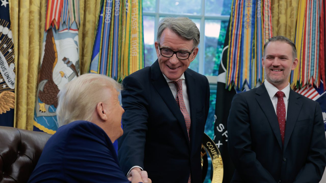 "Джефри, обичаме те": британски политик и лобист нарича Епстийн свой "най-добър приятел"