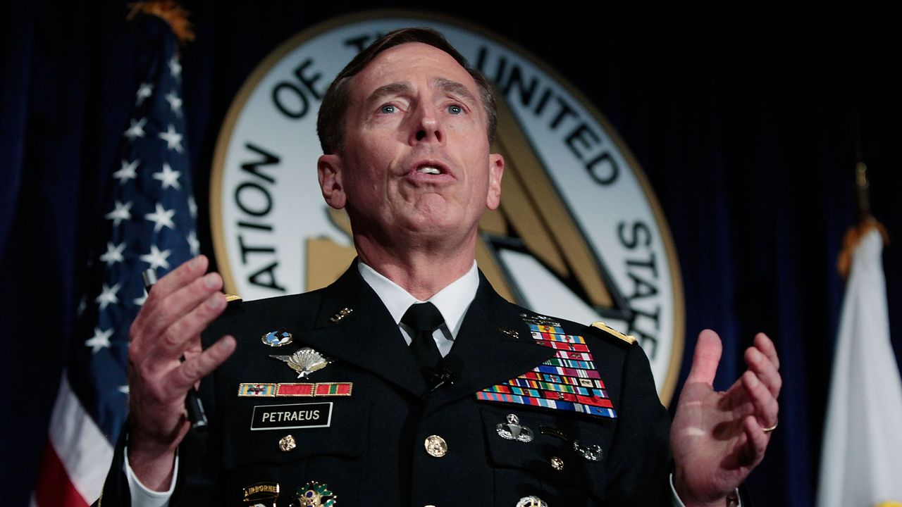 Генерал Дейвид Петреъс: Западът има уникална възможност да нанесе съкрушителен удар по ВПК на Русия