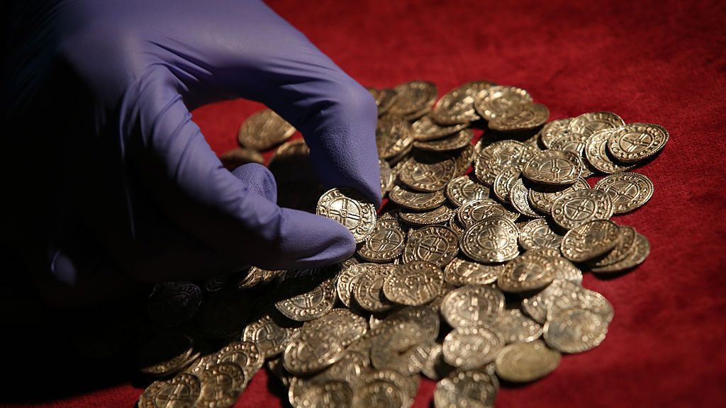 Водолази изровиха препълнен със съкровище сандък от потънал през XVIII век испански кораб