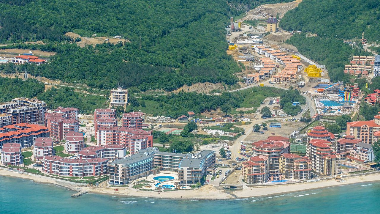 Жители на "Елените" с нова версия за потопа: Никой не говори за бента