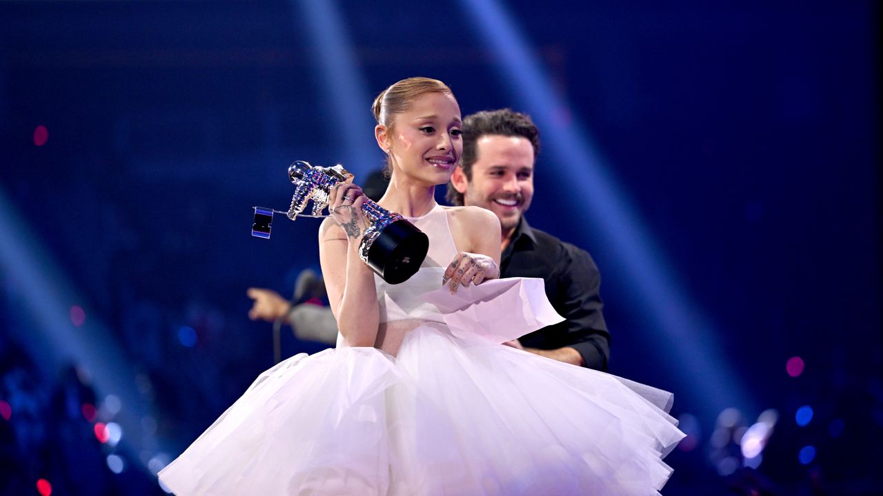 Здравословното състояние на Ариана Гранде тревожи феновете. Певицата тежи едва 37 килограма