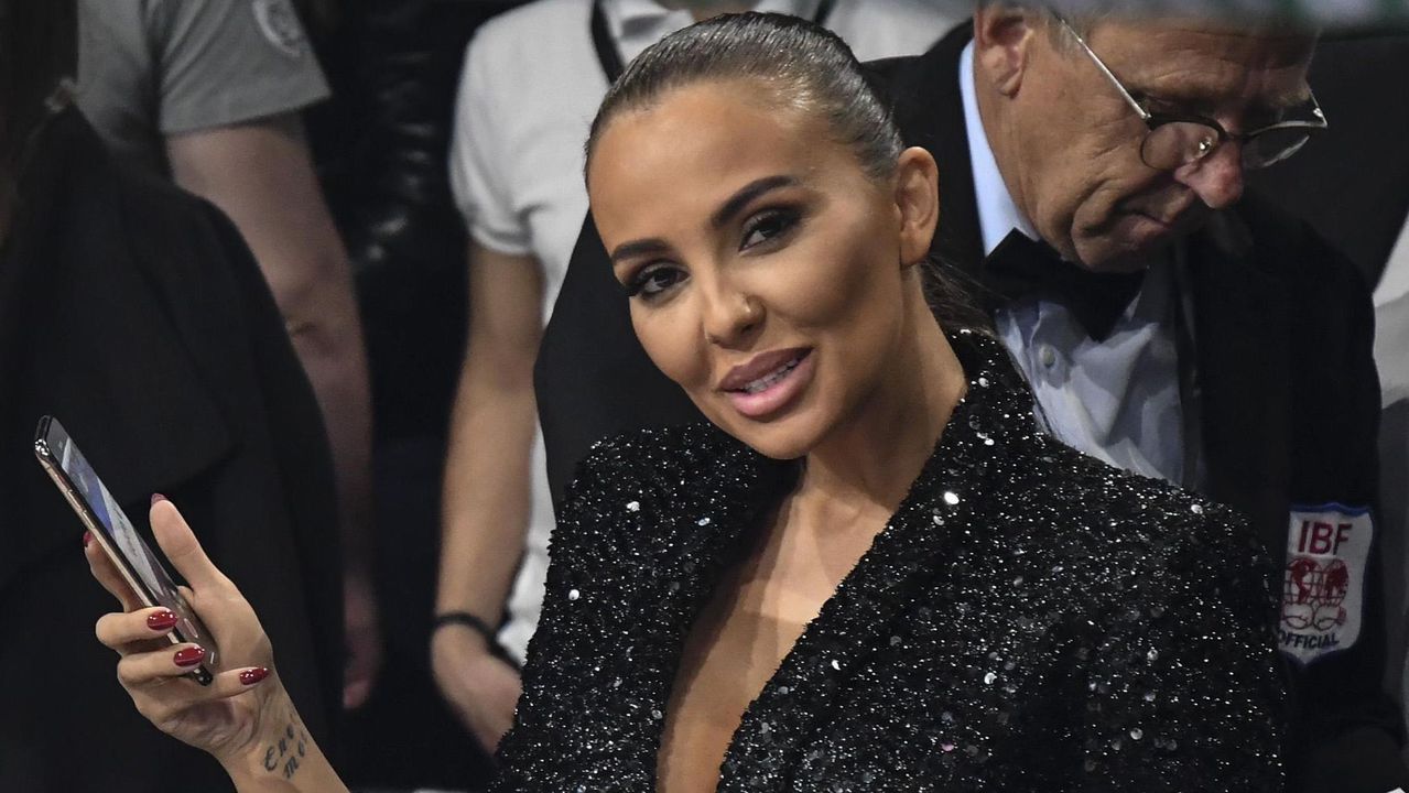 Николета Лозанова захвърли сутиена