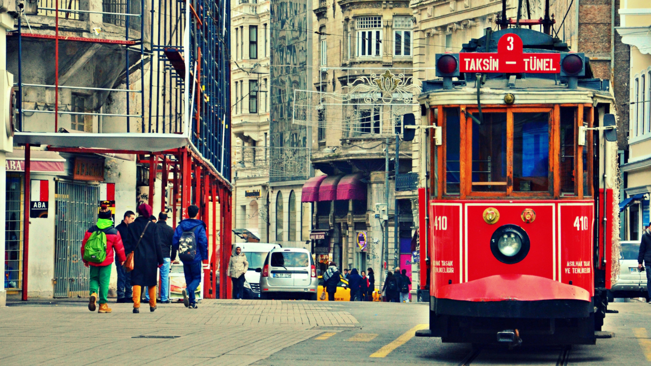 Двама румънци са били ранени при въоръжено нападение на площад "Таксим" в Истанбул