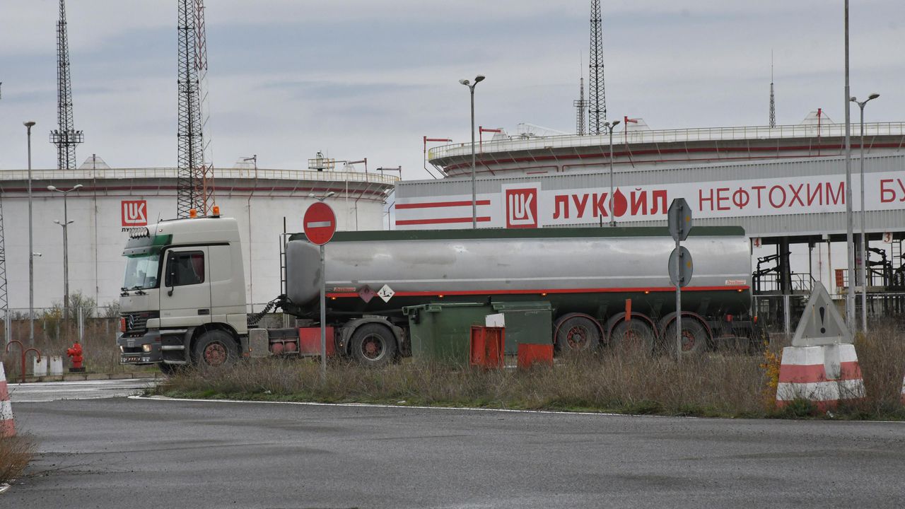 ДАНС извършва проверка в рафинерията и офисите на "Лукойл"