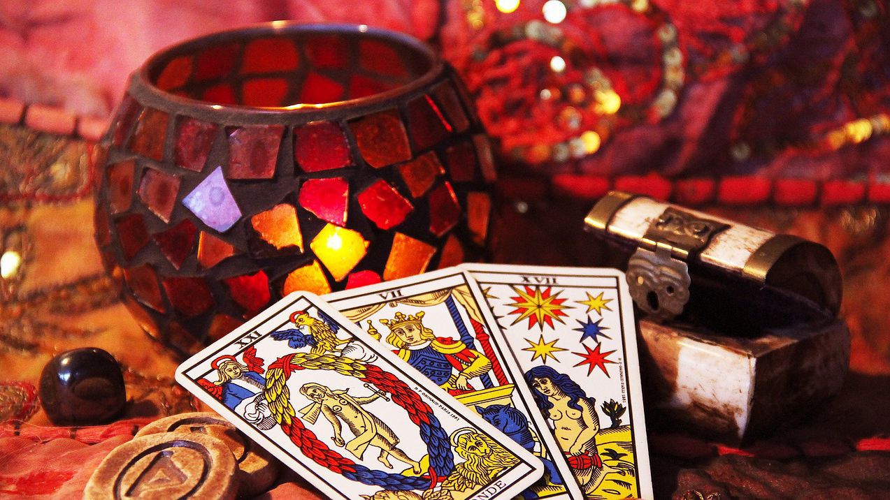 Защо българите ходят на гледачки и на таро?