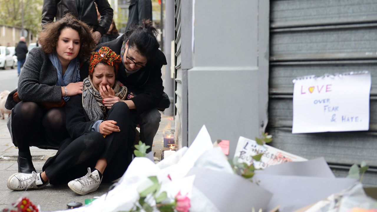 Хиляди участваха в маратон и в поход в Париж в памет на жертвите на атентатите от 13 ноември 2015 г.