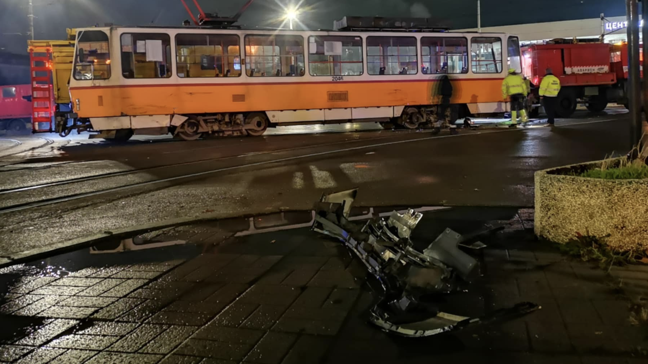 Катастрофа между 2 трамвая и бус в София