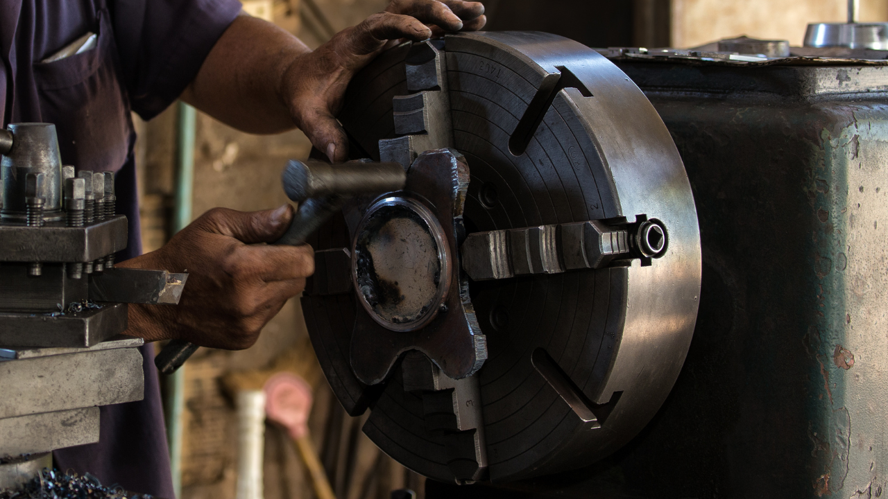 Все по-малко млади хора у нас избират професиите "шлосер" и "стругар"