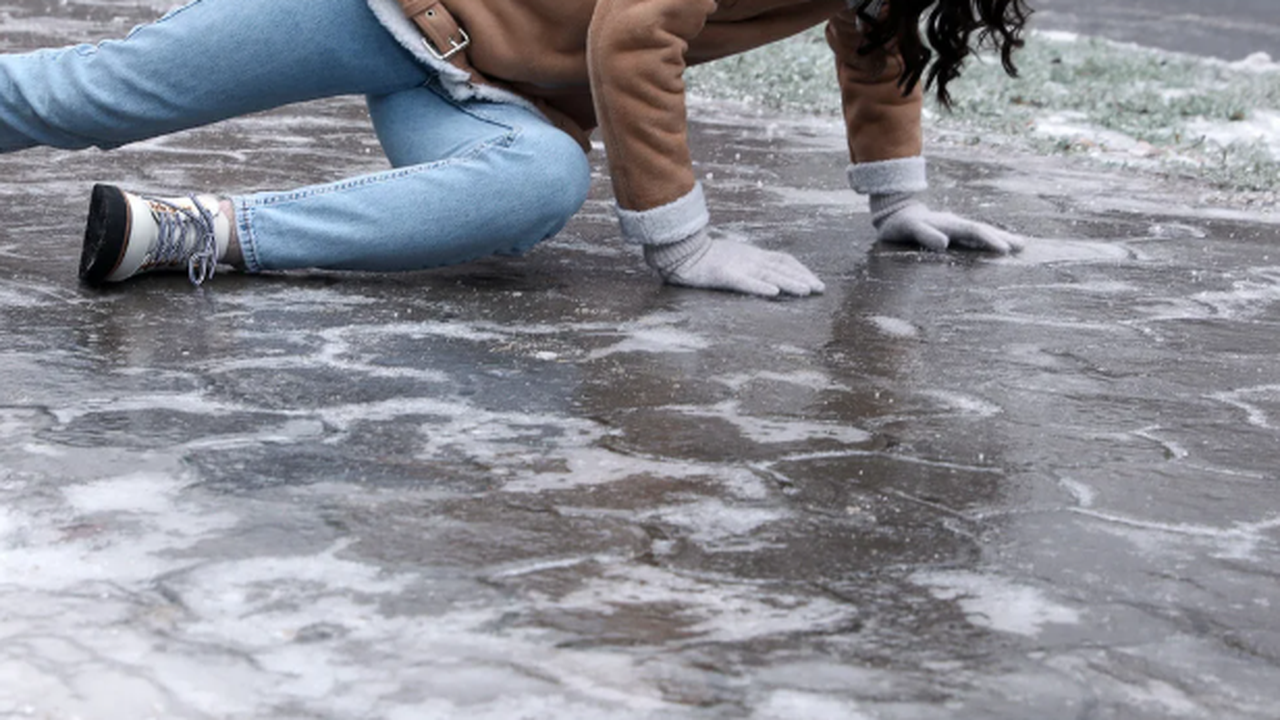 Десетки са пострадалите от поледиците през последните дни.Специалистите съветват възрастните