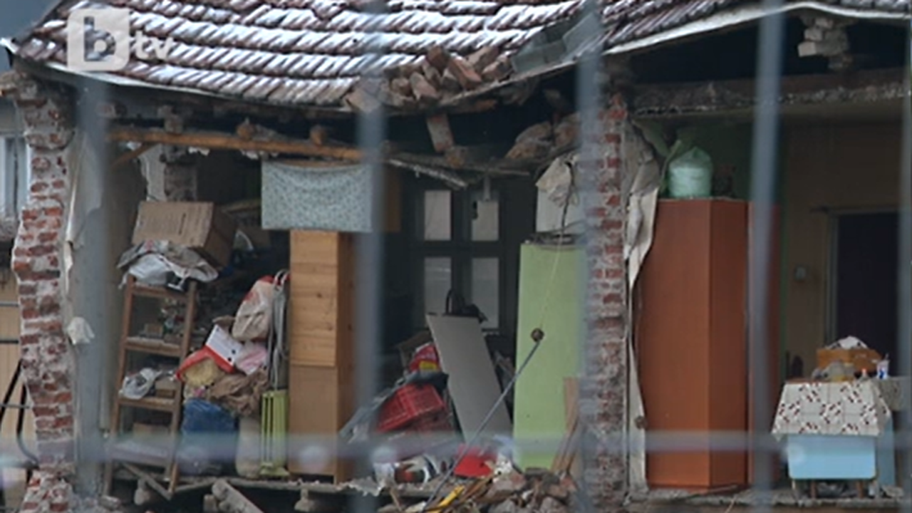 Част от къща се срути в непосредствена близост до строителен