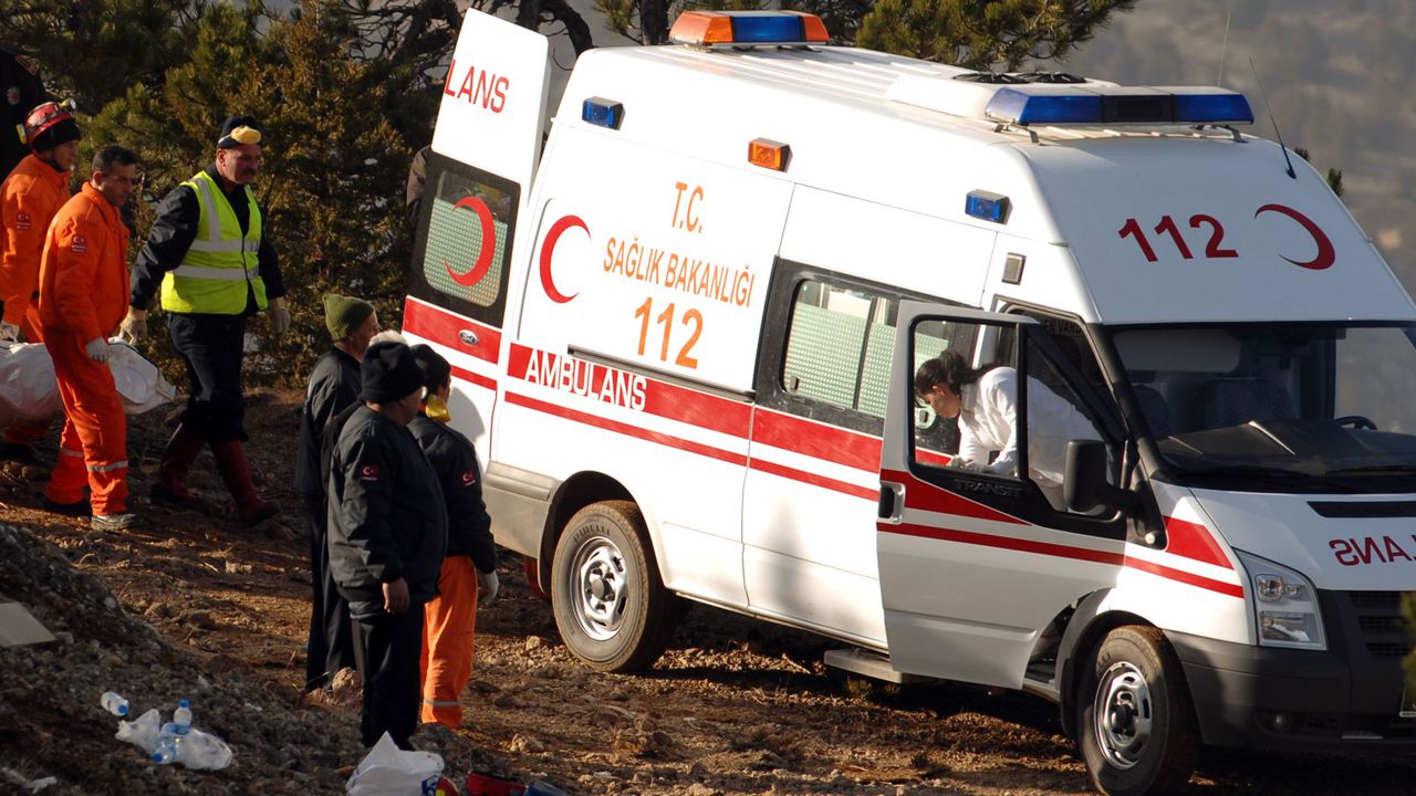 Петима загинали и шестима ранени след катастрофа между лек автомобил и пикап в Турция