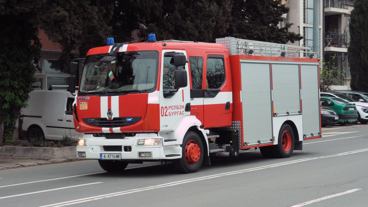 Огромен пожар пламна в Поморие в близост до един от