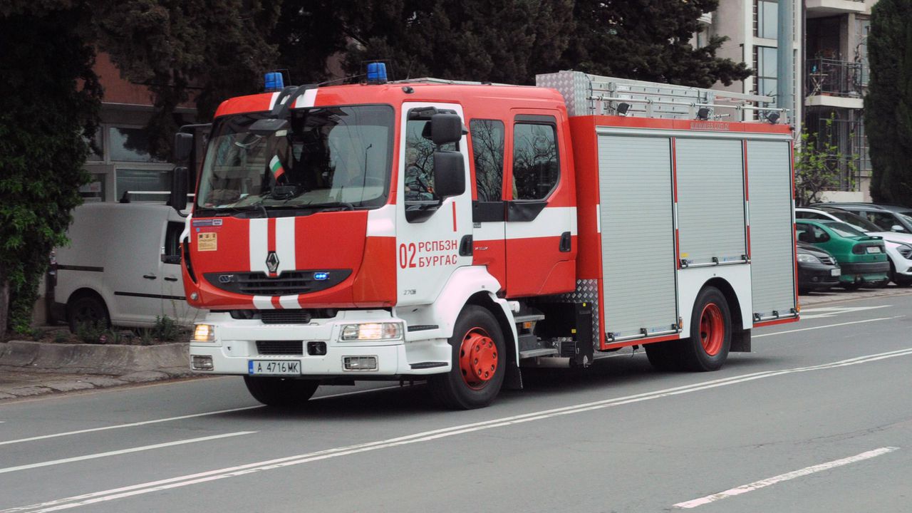 Продължава гасенето на пожар в склад за гуми в село Чинтулово