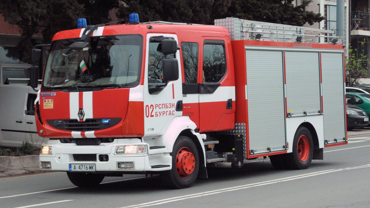 Голям пожар избухна в Поморие близо до хотелски комплекс