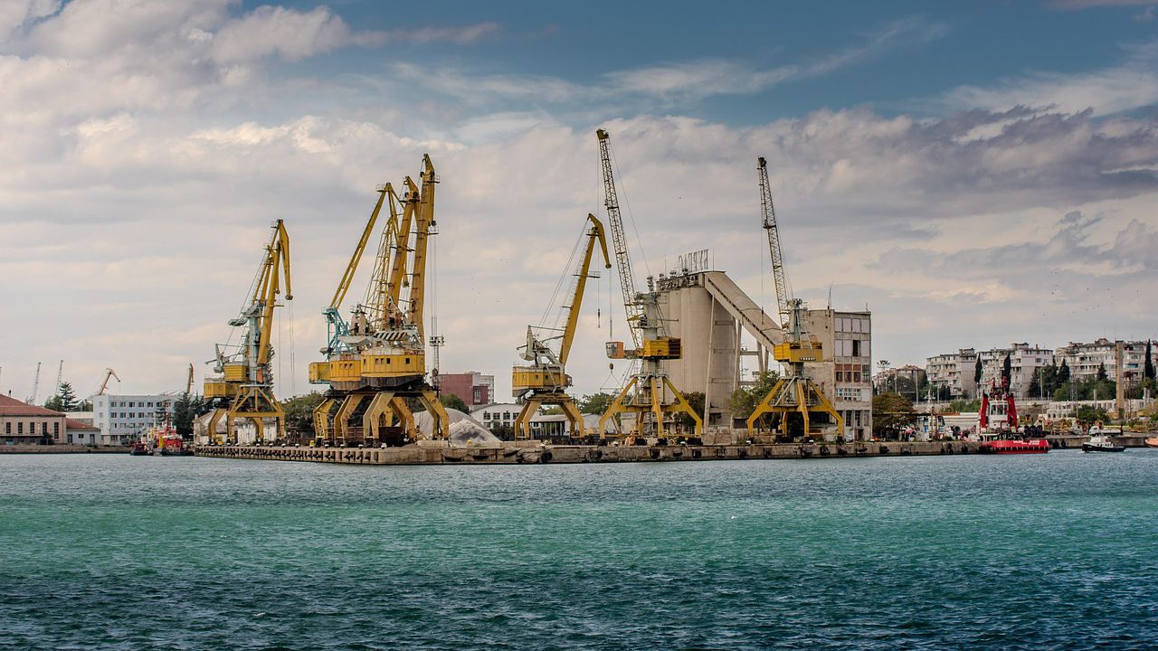 Блокирано е движението за големите плавателни съдове в района на пристанище Бургас заради заседналия либерийски кораб