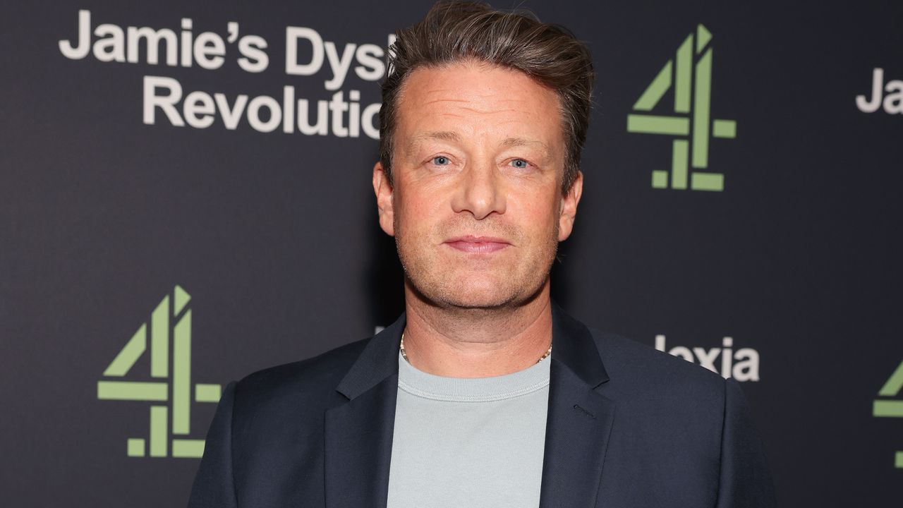 Известният британски готвач и телевизионен водещ Джейми Оливър откри първия