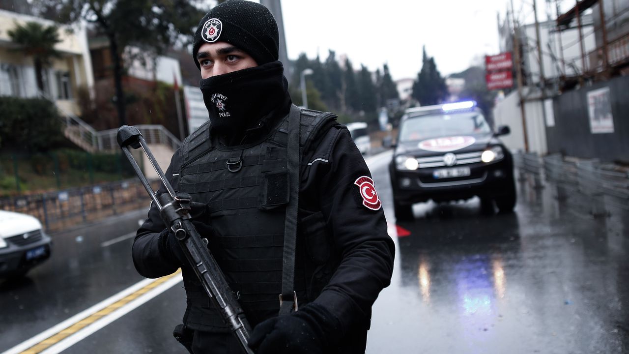 От прокуратурата съобщиха също, че към момента продължава издирването на