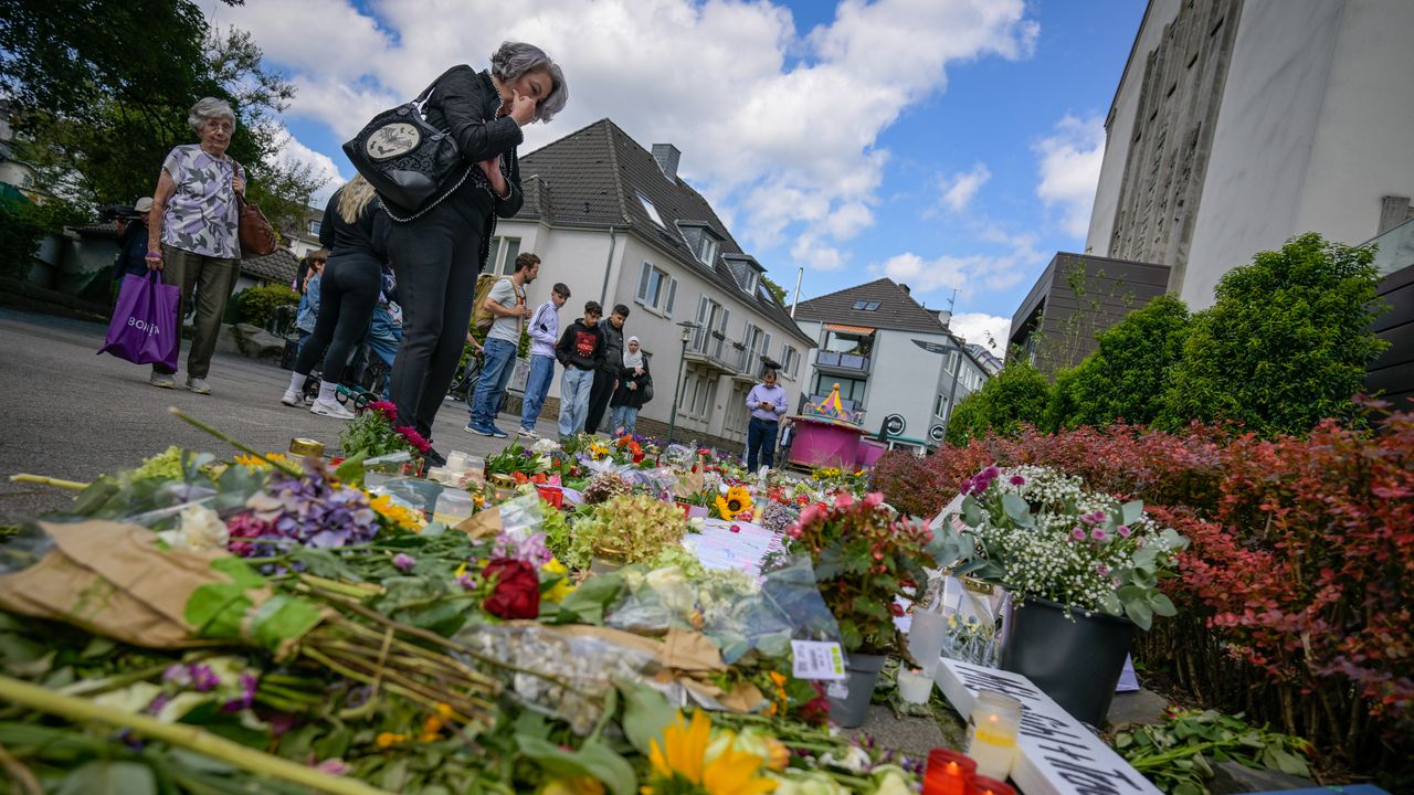 Хиляди хора почетоха паметта на жертвите на нападението с нож на фестивал в германския град Золинген