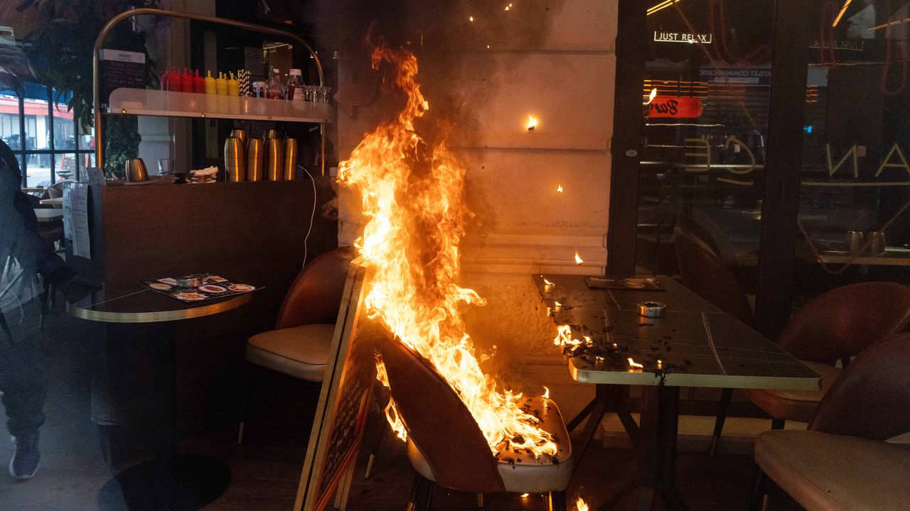 Пожарникарите се опитват да изгасят пламъците, обхванали ресторант в центъра