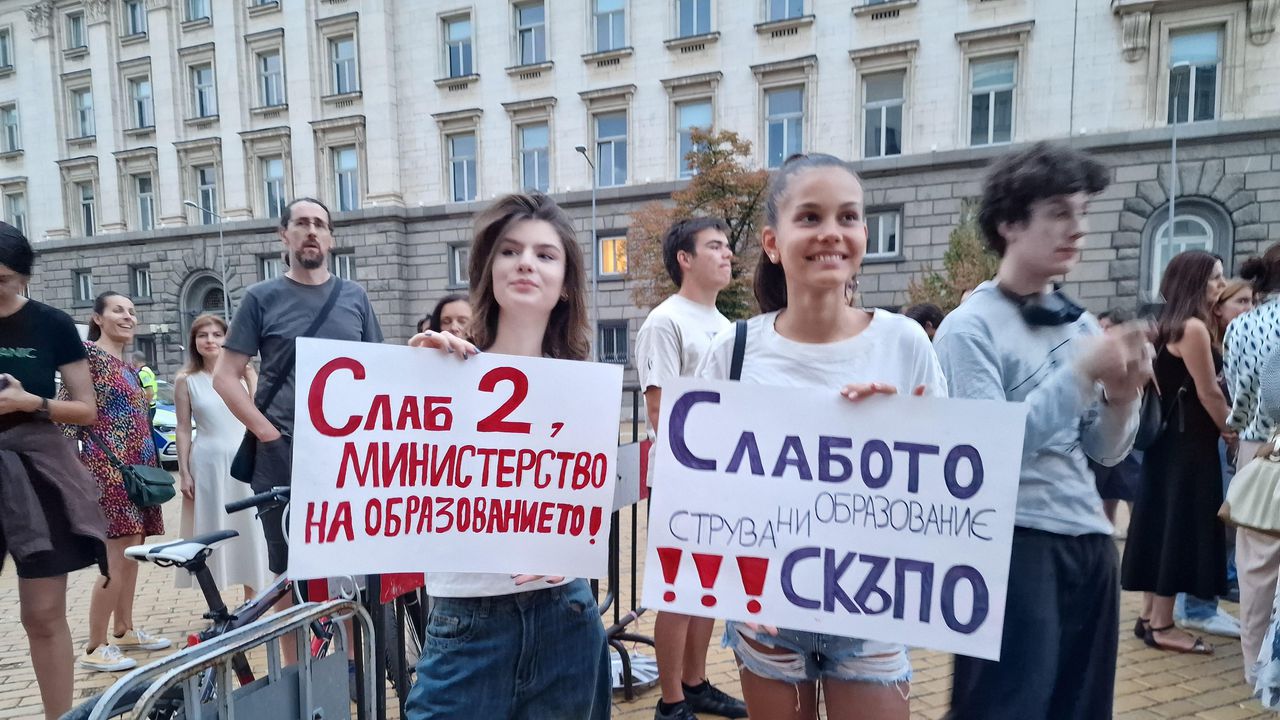 В защита на светското образование: протест срещу въвеждането на предмет „Добродетели и религии“ в училище