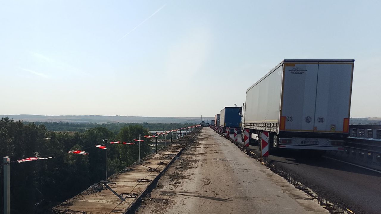 Демонтирани са пешеходният парапет и част от осветителните стълбове в 320-метров участък в посока Румъния на Дунав мост при Русе