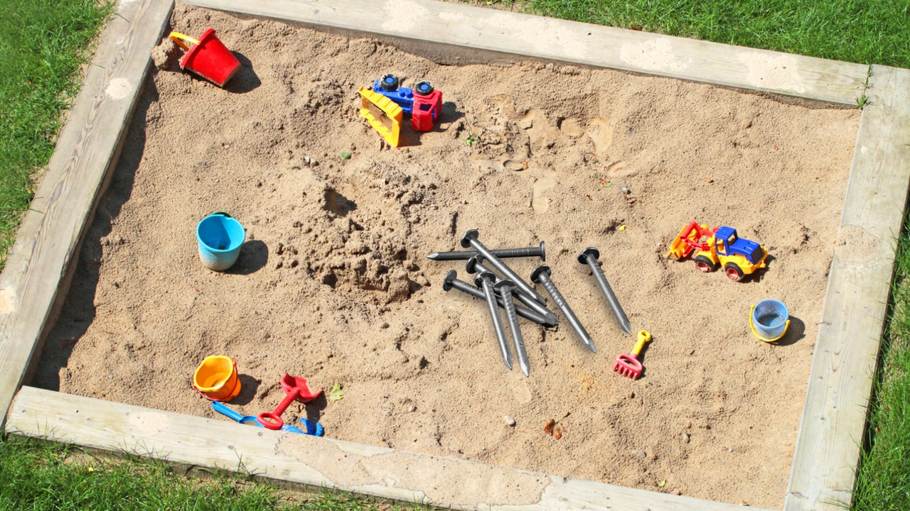 Сигнал за пирони в пясъчник. Майка твърди, че детето ѝ