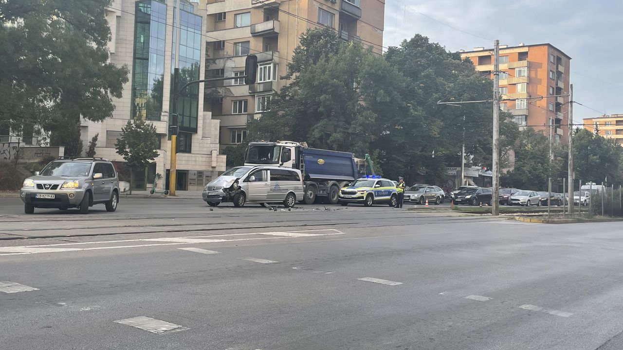  Катастрофа на булевард Ситняково в посока Сточна гара тази сутрин,
