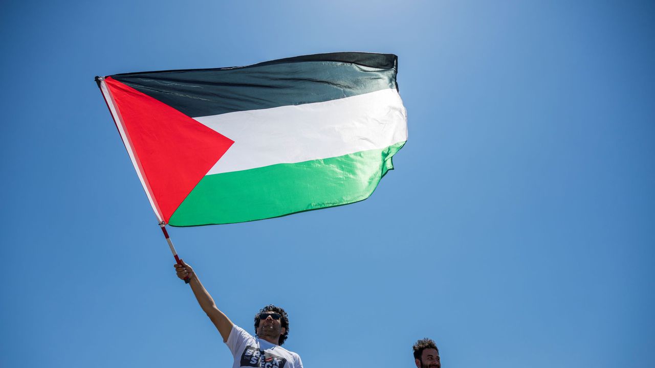 Флотилията с хуманитарна помощ за Газа заяви, че още една нейна лодка е била ударена в предполагаема атака с дрон