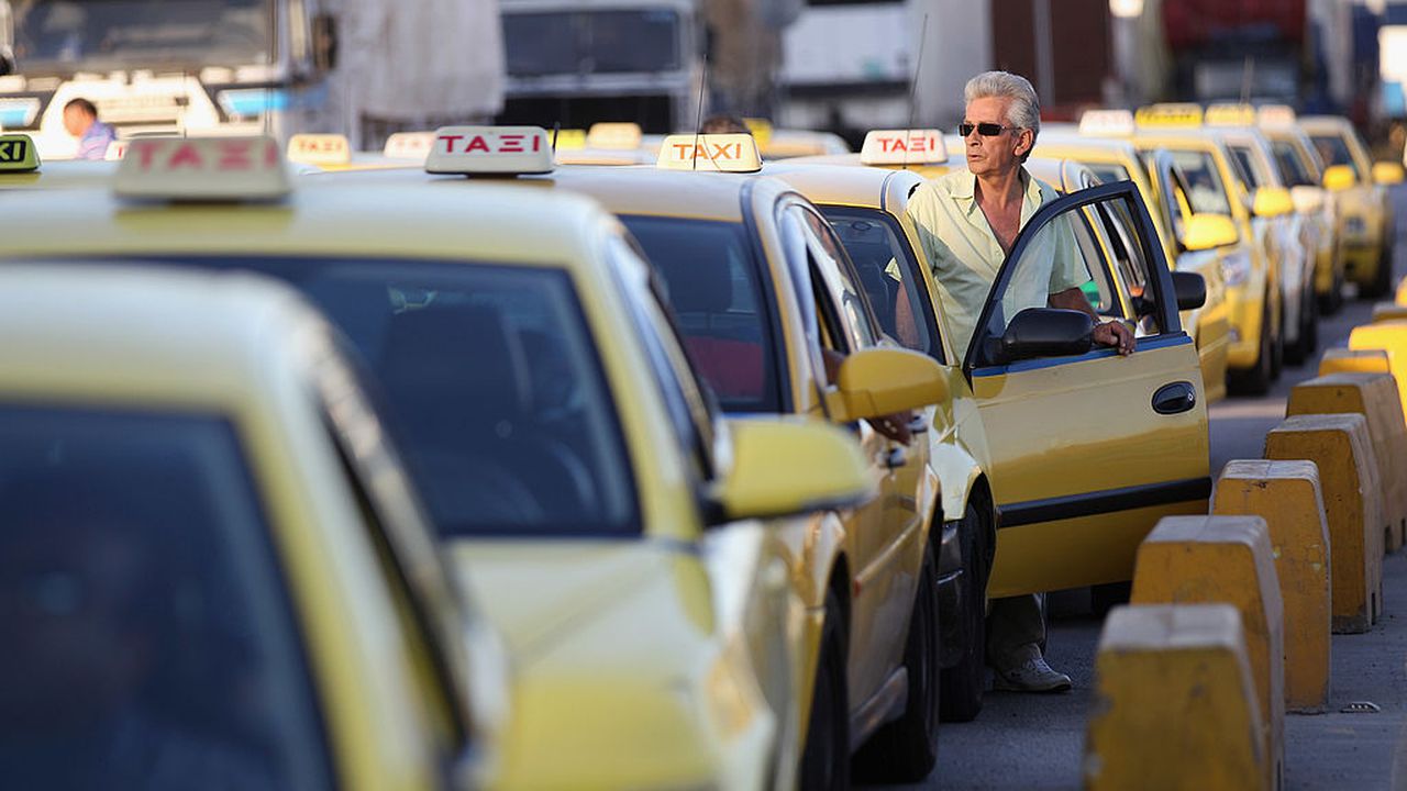 Стачкуващите таксиметрови шофьори планират днес шествие с автомобили в Атина