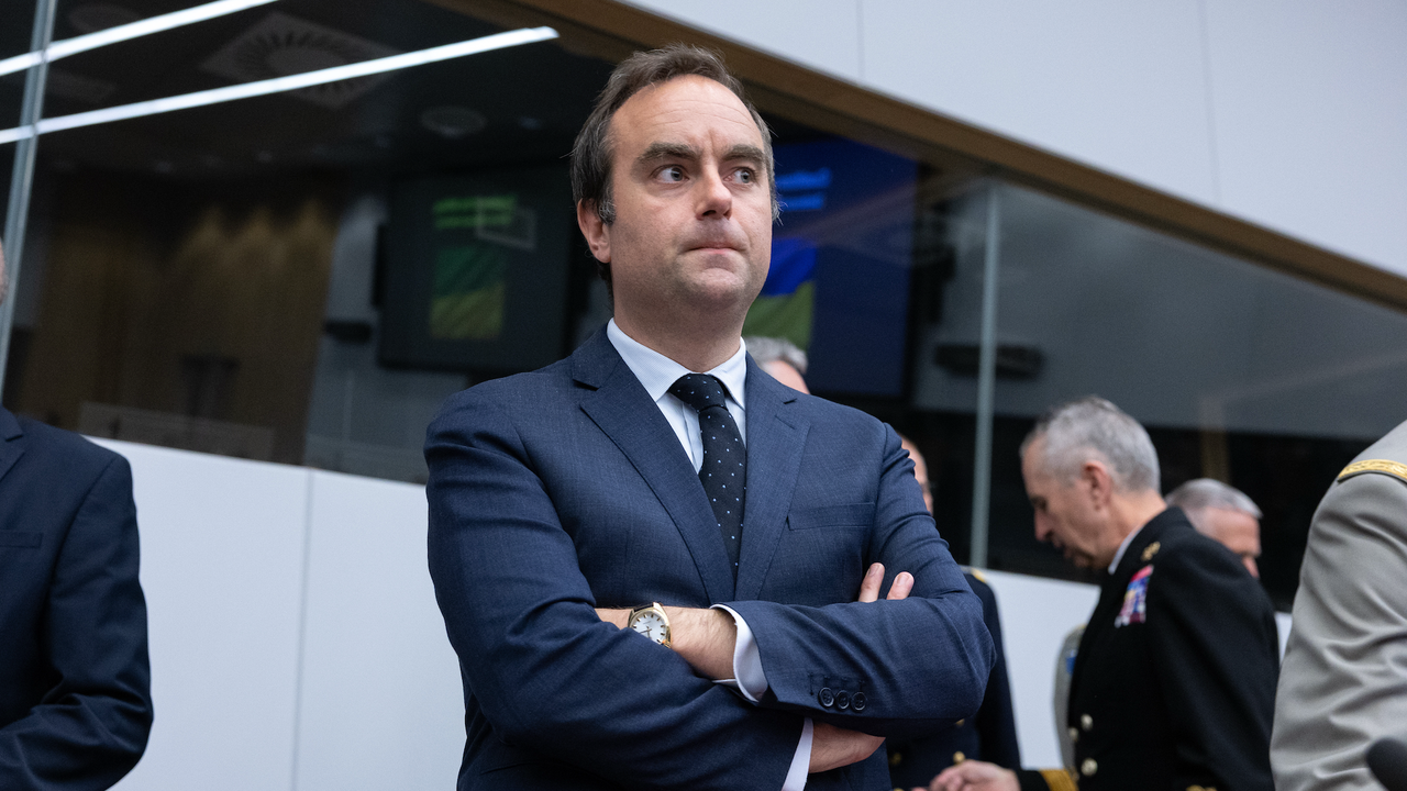 Рейтингът на Макрон намалява, но одобрението към Льокорню - расте