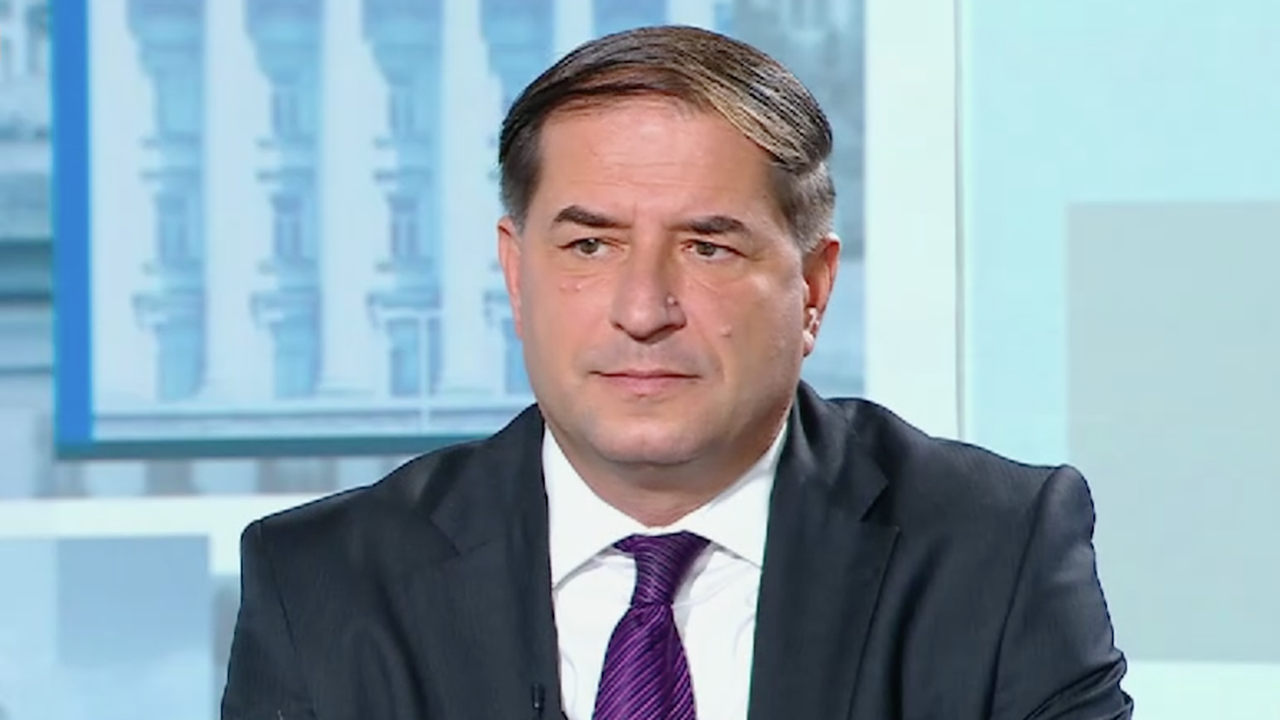 Доц. Цеков за законовите промени за службите: Радев наруши баланса на властите